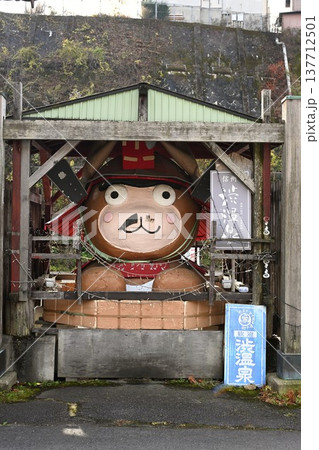 渋温泉のキャラクターしぶざるのオブジェ（長野県山ノ内町） 137712501