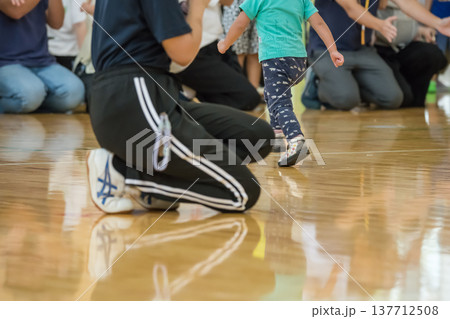 【保育園の運動会 障害物競走】 【保育園の運動会 障害物競走】 137712508