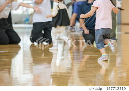 【保育園の運動会 障害物競走】 【保育園の運動会 障害物競走】 137712510