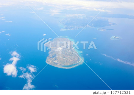 上空から望む沖縄県伊江島とエメラルドブルーの海。 上空から望む沖縄県伊江島とエメラルドブルーの海。 137712521