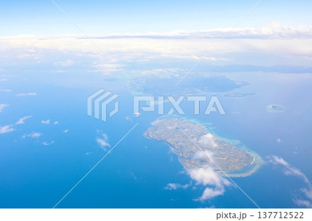 上空から望む沖縄県伊江島とエメラルドブルーの海。 137712522