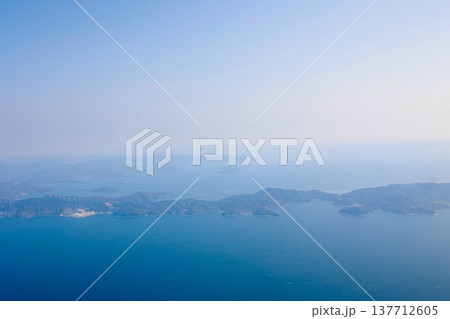 上空から望む愛媛県佐田岬半島の細長い地形と海。 137712605