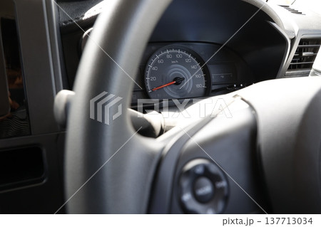 自動車のアナログスピードメーター。 自動車のアナログスピードメーター。 137713034