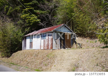 農村風景『古びた物置小屋』 農村風景『古びた物置小屋』 137713055