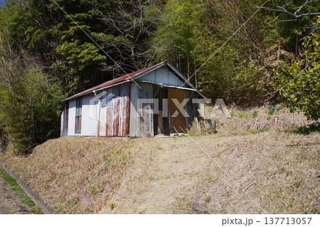 農村風景『古びた物置小屋』 農村風景『古びた物置小屋』 137713057