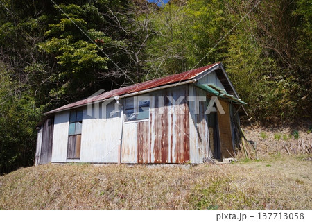 農村風景『古びた物置小屋』 137713058