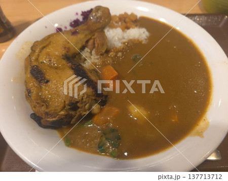 フレンチ、レストランのチキンカレー 137713712