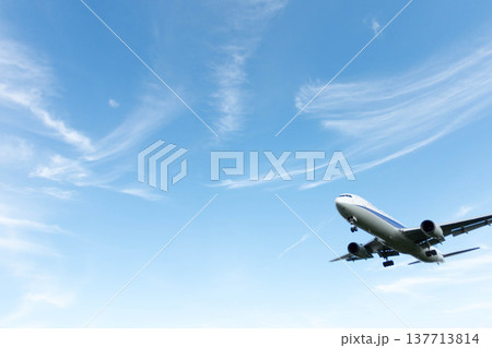 青空を飛ぶ旅客機とたなびく雲 背景素材 青空を飛ぶ旅客機とたなびく雲 背景素材 137713814