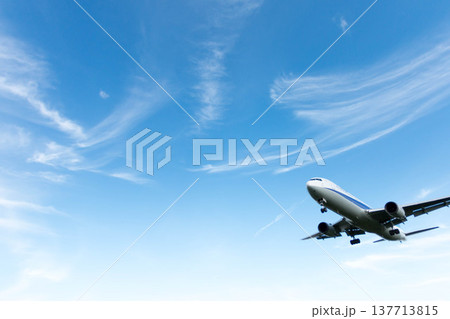 青空を飛ぶ旅客機とたなびく雲 背景素材 青空を飛ぶ旅客機とたなびく雲 背景素材 137713815
