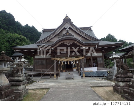 香川県観音寺市の藤目山の麓、岩鍋池の畔にある神社で、あじさいの宮、アジサイ神社とも呼ばれる粟井神社 137714151