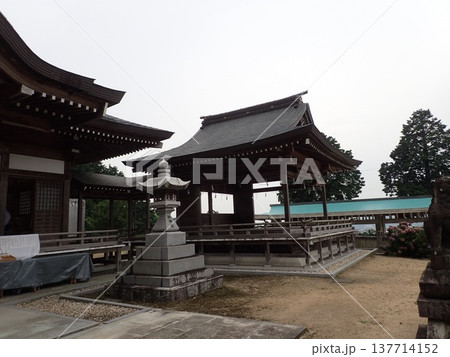 香川県観音寺市の藤目山の麓、岩鍋池の畔にある神社で、あじさいの宮、アジサイ神社とも呼ばれる粟井神社 137714152