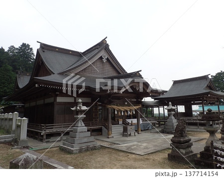 香川県観音寺市の藤目山の麓、岩鍋池の畔にある神社で、あじさいの宮、アジサイ神社とも呼ばれる粟井神社 137714154