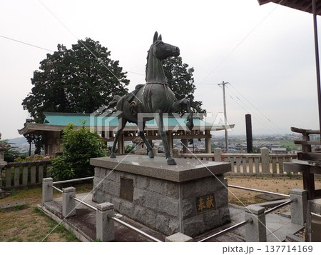 香川県観音寺市の藤目山の麓、岩鍋池の畔にある神社で、あじさいの宮、アジサイ神社とも呼ばれる粟井神社 137714169