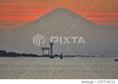 秋の夕焼け空に浮かぶ富士山シルエット 葉山真名瀬海岸の海景色 秋の夕焼け空に浮かぶ富士山シルエット 葉山真名瀬海岸の海景色 137714212