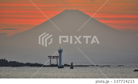 秋の夕焼け空に浮かぶ富士山シルエット 葉山真名瀬海岸の海景色 秋の夕焼け空に浮かぶ富士山シルエット 葉山真名瀬海岸の海景色 137714213