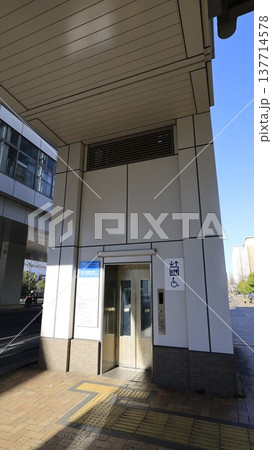 ゆりかもめ新豊洲駅エレベーター出口（2A出口） 137714578