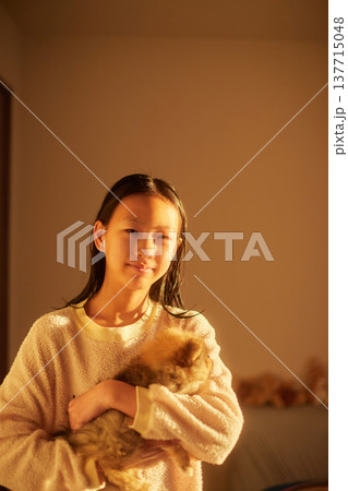 家の寝室で朝の日差しを浴びて子犬を抱っこする可愛い女子中学生の姿 家の寝室で朝の日差しを浴びて子犬を抱っこする可愛い女子中学生の姿 137715048