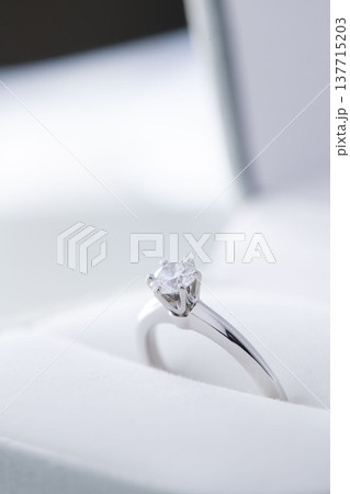ダイヤモンド結婚指輪 白バック 137715203