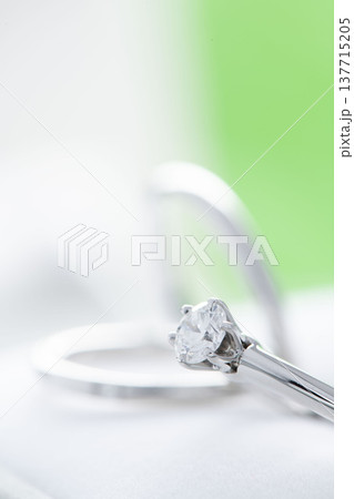 ダイヤモンド結婚指輪 白バック 137715205