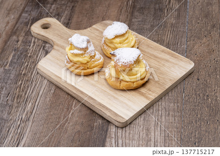 手作りシュークリーム 自然光 手作りシュークリーム 自然光 137715217