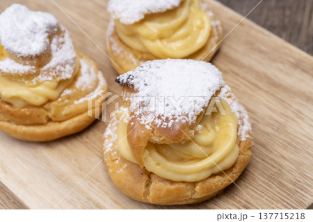 手作りシュークリーム 自然光 手作りシュークリーム 自然光 137715218
