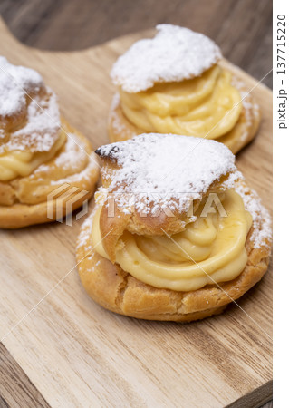 手作りシュークリーム 自然光 手作りシュークリーム 自然光 137715220