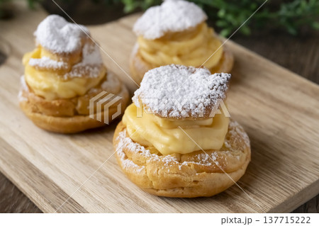 手作りシュークリーム 自然光 手作りシュークリーム 自然光 137715222