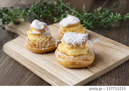 手作りシュークリーム　自然光 137715225