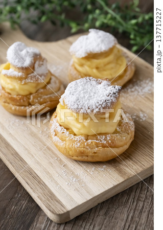 手作りシュークリーム 自然光 手作りシュークリーム 自然光 137715227