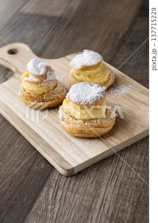 手作りシュークリーム 自然光 手作りシュークリーム 自然光 137715229