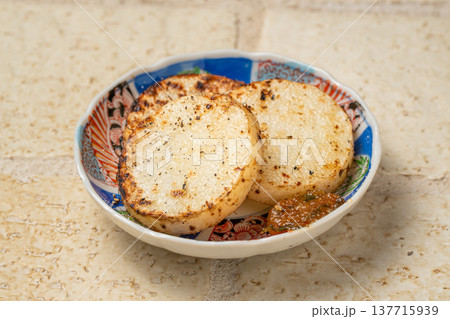 山芋炭火焼き 香ばしく焼いた和風野菜料理 山芋炭火焼き 香ばしく焼いた和風野菜料理 137715939
