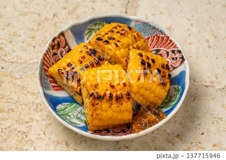とうもろこし炭火焼き 香ばしく焼き上げた夏の焼き野菜料理 137715946