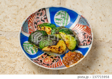 ズッキーニ炭火焼き 香ばしい焼き野菜料理 ズッキーニ炭火焼き 香ばしい焼き野菜料理 137715958