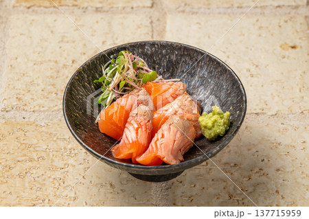サーモン刺身 脂の乗った人気海鮮お造り料理 137715959