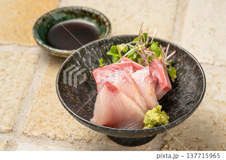 ぶり刺身 新鮮なブリを味わう和食の定番お造り 137715965