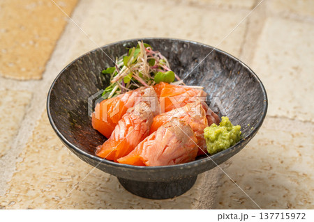 サーモン刺身 脂の乗った人気海鮮お造り料理 サーモン刺身 脂の乗った人気海鮮お造り料理 137715972