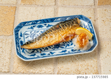 鯖塩焼き 香ばしく焼き上げた和食定番の魚料理 鯖塩焼き 香ばしく焼き上げた和食定番の魚料理 137715985