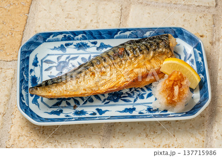 鯖塩焼き 香ばしく焼き上げた和食定番の魚料理 137715986