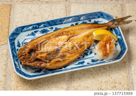 ほっけ塩焼き 香ばしく焼き上げた和食定番の焼き魚料理 137715989