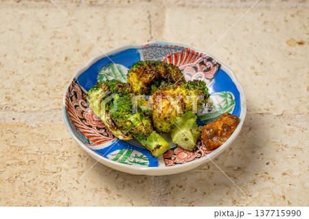 ブロッコリー炭火焼き 香ばしく焼いた野菜料理 ブロッコリー炭火焼き 香ばしく焼いた野菜料理 137715990