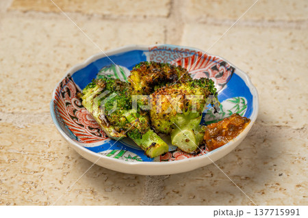 ブロッコリー炭火焼き 香ばしく焼いた野菜料理 137715991