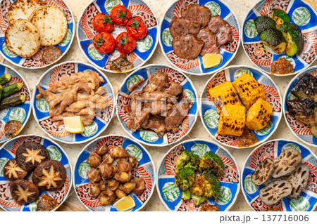 炭火焼き料理の盛り合わせ 居酒屋風グリルメニュー集合 137716006