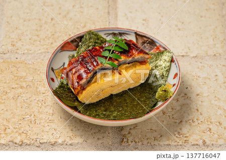 ウナ玉巻き うなぎと卵を巻いた和食の贅沢料理 137716047