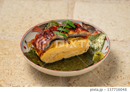 ウナ玉巻き うなぎと卵を巻いた和食の贅沢料理 137716048