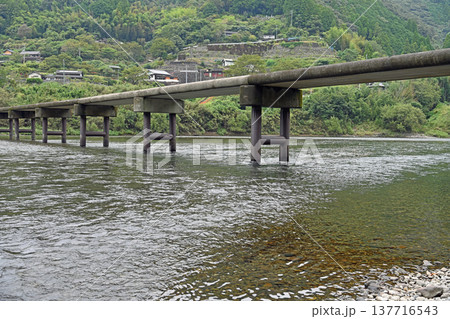 四万十川の清流と山々に囲まれた岩間沈下橋の風景 137716543