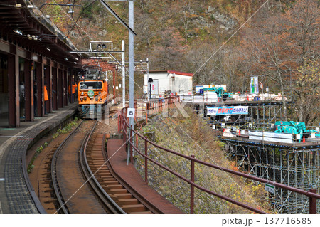 黒部渓谷鉄道　トロッコ電車　欅平駅 137716585