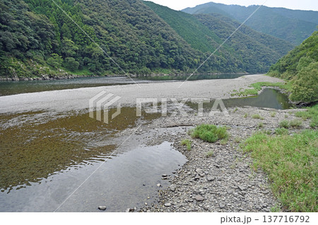 四万十川の清流と岩間沈下橋付近の河原風景 四万十川の清流と岩間沈下橋付近の河原風景 137716792