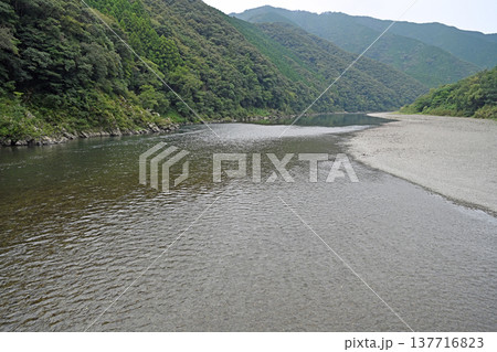 四万十川の清流と岩間沈下橋周辺の瑞々しい山並み 137716823
