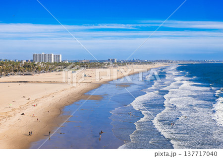 ロサンゼルス　サンタモニカ・ビーチ 137717040