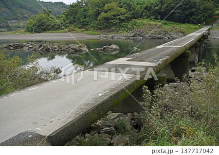 四万十川に架かる岩間沈下橋の路面と対岸へ続く風景 四万十川に架かる岩間沈下橋の路面と対岸へ続く風景 137717042